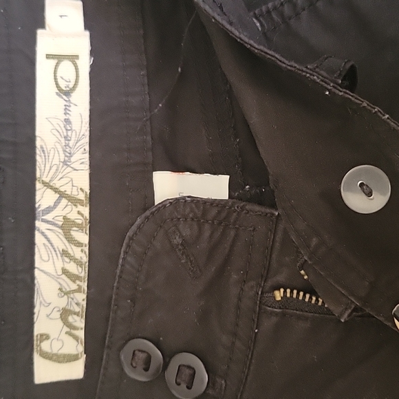 Black cargo shorts for travel - Picture 3 of 3